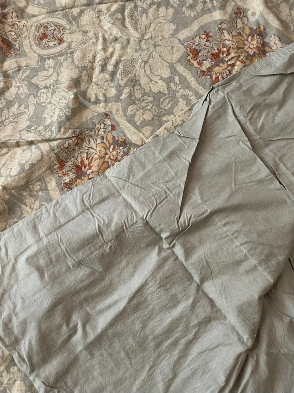 Pottery Barn Classic Floral Reversible Duvet Cover & 2 standard shams.